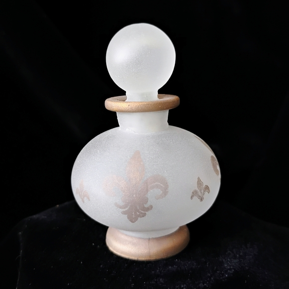 no brand Other - Elegant Frosted Glass Perfume Bottle with Gold Accents